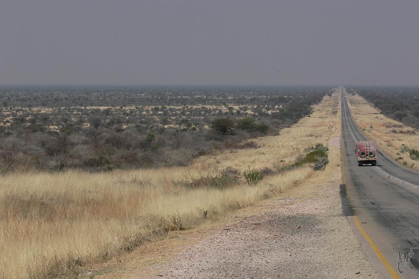 P1150317.JPG - La longue ligne droite qui relie Otjiwarongo à Windhoek sur plus de 300km