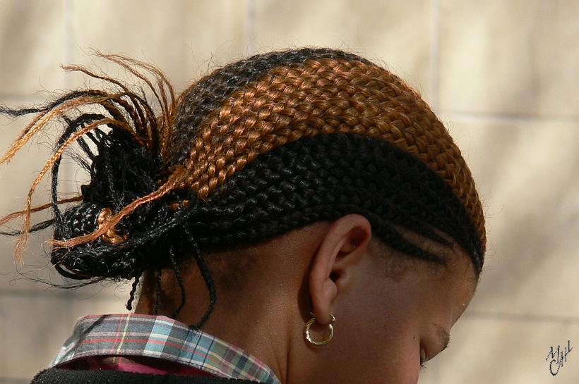 P1150438.JPG - Les namibiennes ont parfois des coiffures très particulières.