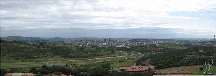 060306Pano_Pretoria.jpg - Une vue panoramique sur la ville de Pretoria que l'on a du sommet de Voortrekker Monument.