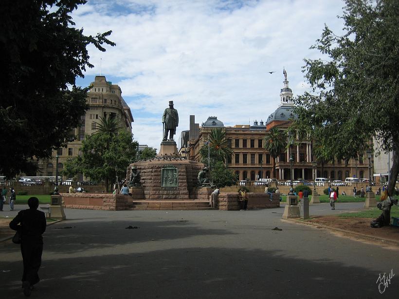 IMG_3674.jpg - Située à 1500 m d'altitude, Pretoria compte 1,3 Mio d'habitants (des blancs en majorité). Ici à Church Square, la statue de Paul Kruger (président de la république de 1883 à 1902)