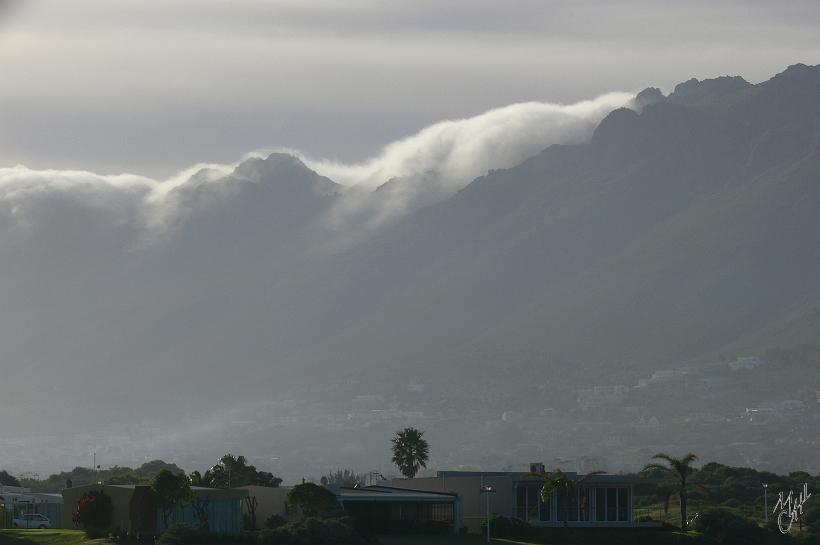 P1040698.JPG - La Cap (Kaapstad en afrikaans, Cape Town en anglais). Quand en début de soirée, l'air chaud du centre du pays rencontre l'air plus frais du bord de mer au dessus des montagnes, on peut observer une cascade de nuages.