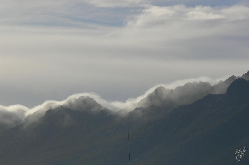 P1040705.JPG - Les nuages qui s'accrochent aux montagnes à Cape town.