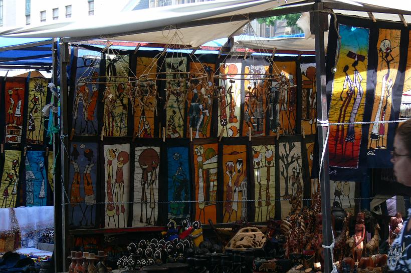 P1040791.JPG - Des artistes locaux proposent leurs produits -toujours très colorés- sur le petit marché du centre ville.