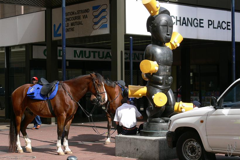 P1040859.JPG - La police montée se reposant à l'ombre d'une sculpture au centre ville du Cap.