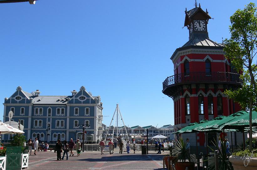 P1040984.JPG - Le Victoria & Alfred Waterfront se trouve au centre historique du port de la ville du Cap. Il est le site touristique d'Afrique du Sud le plus visité.