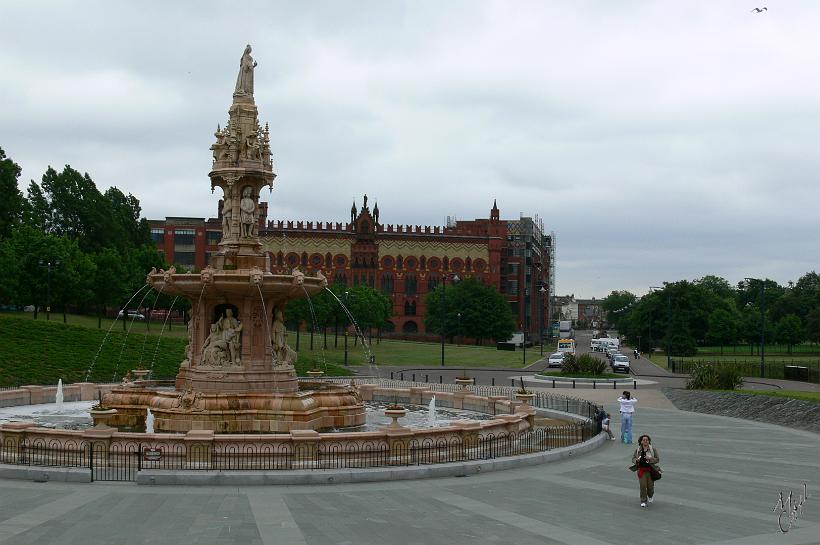 P1000578.JPG - La fontaine de Doulton située à l'entrée du People's Palace est la plus grande et la mieux conservée des fontaines en terre cuite au monde. Érigée en l'honneur de la Reine Victoria en 1887, elle célèbre l'Empire britannique.
