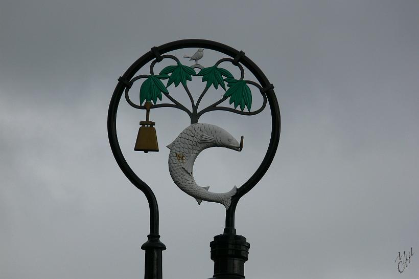 P1000603.JPG - Le symbole de la ville: une cloche, un poisson portant un anneau en bouche, un arbre et un oiseau dans les armoiries de Glasgow