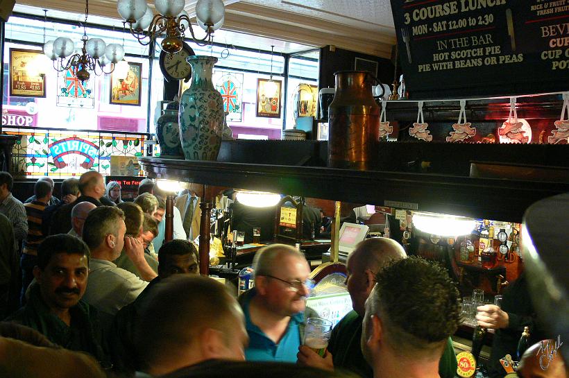 P1000653.JPG - Le bar en forme de fer à cheval dans le Horse Shoe bar, figure au livre des records comme le plus long du Royaume Uni.