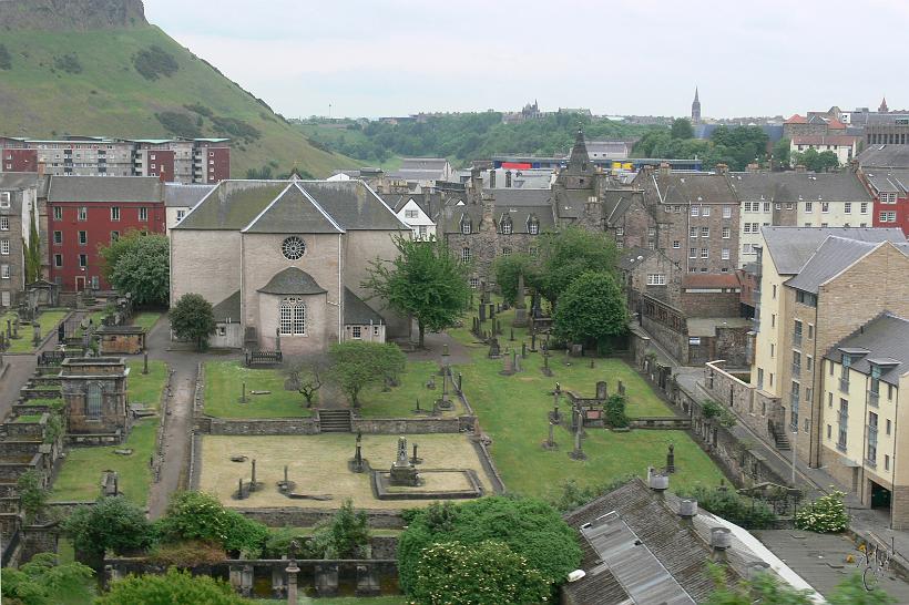 P1000721.JPG - Un vieux cimetière et une église au centre d'Edinburgh.