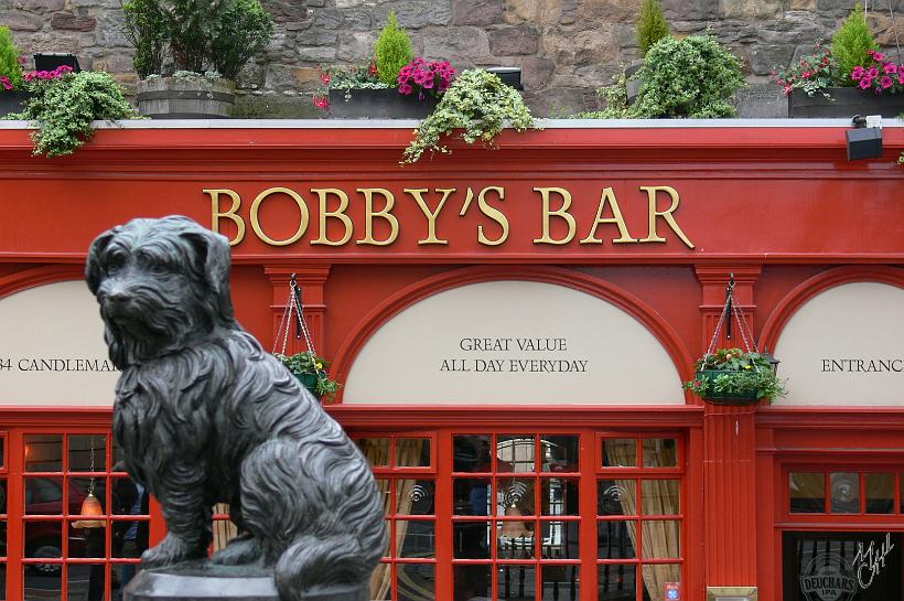 P1000747.JPG - Ce bar à Edinburgh rend hommage à Greyfrias Bobby, un petit skye-terrier qui passa les 14 dernières années de sa vie sur la tombe de son maître.