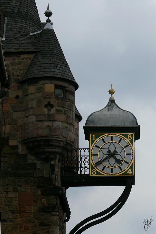 P1000774.JPG - L'horloge extérieure au bâtiment de Canongate Tolbooth a été construite en 1884.