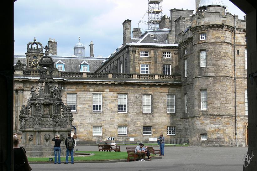 P1000780.JPG - Le palais de Holyrood à Edinburgh. Il a servi comme résidence principale des rois et reines d’Écosse depuis le 15ème siècle ainsi qu'à la reine Elizabeth II lors de ses séjours en Écosse.