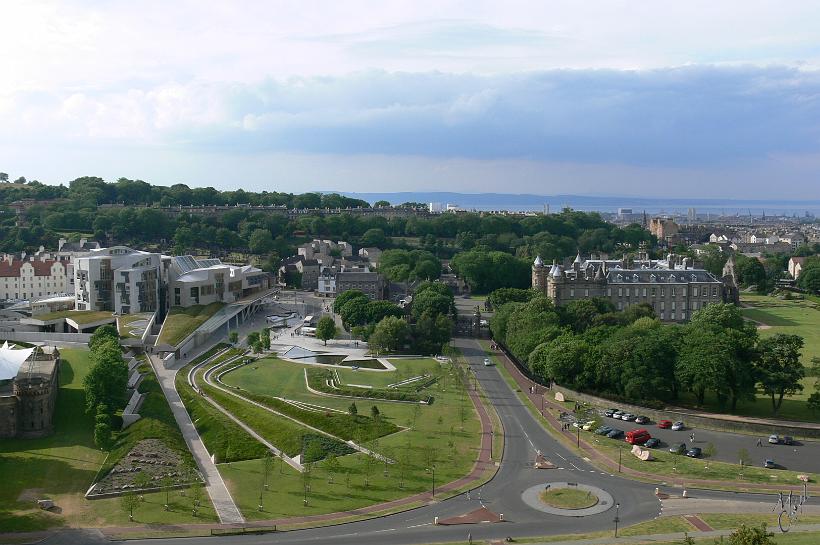 P1000800.JPG - Vue sur le parlement à gauche et sur le palais de Holyrood à Edinburgh. Photo prise des collines Salisbury Crags.