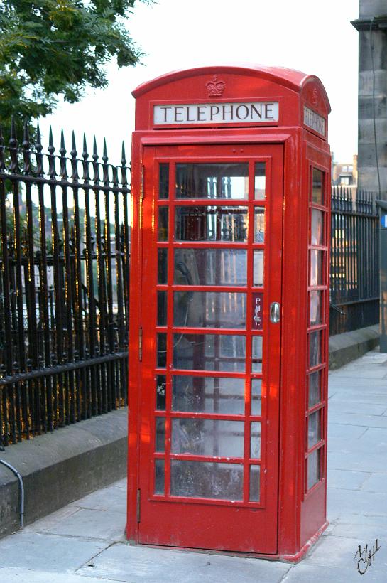 P1000836.JPG - La très typique cabine téléphonique rouge. Les premiers modèles datent de 1926.