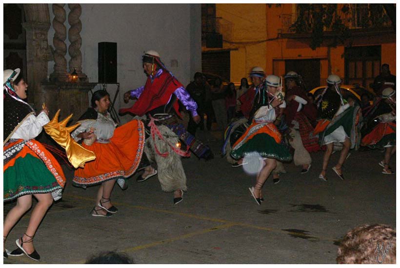 foto102.jpg - Festival de danses traditionnelles sur une place de la ville - Cuenca