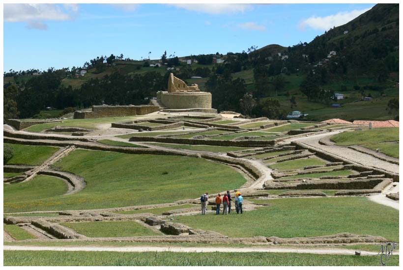 foto107.jpg - Les ruines Inca de Ingapirca (3250m alt.). Plus grand site Inca et le mieux conservé d'Equateur. Temple et village Inca construit en 1500 après JC. Le site a été découvert en 1739 par les scientifiques français arrivés en Equateur pour définir la ligne de l'équateur.