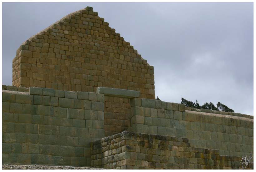 foto108.jpg - Ruines du temple Inca. Ce mur est encore d'origine. Il a été construit sans ciment ni mortier. Chaque pierre avait été polie à la main afin d'être parfaitement adaptée aux autres. Encore aujourd'hui il est impossible de glisser une feuille de papier entre deux pierres jointives.