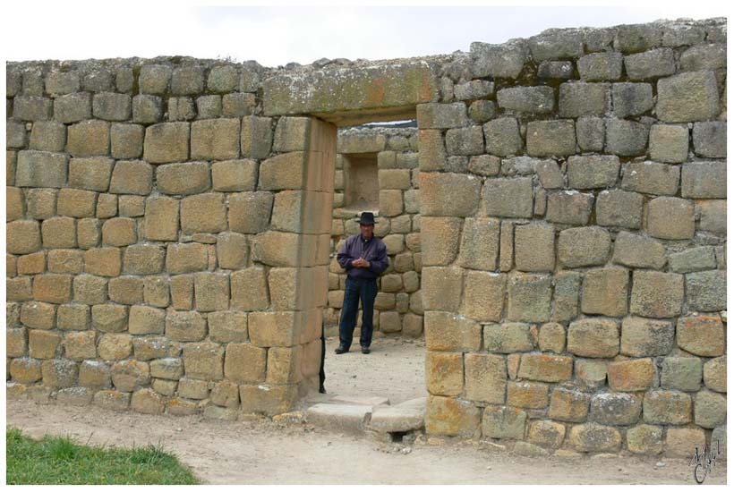 foto109.jpg - Ruines de maison Inca. La forme trapézoïdale des portes et fenêtres (plus large en bas qu'en haut) sert à résister aux tremblements de terre