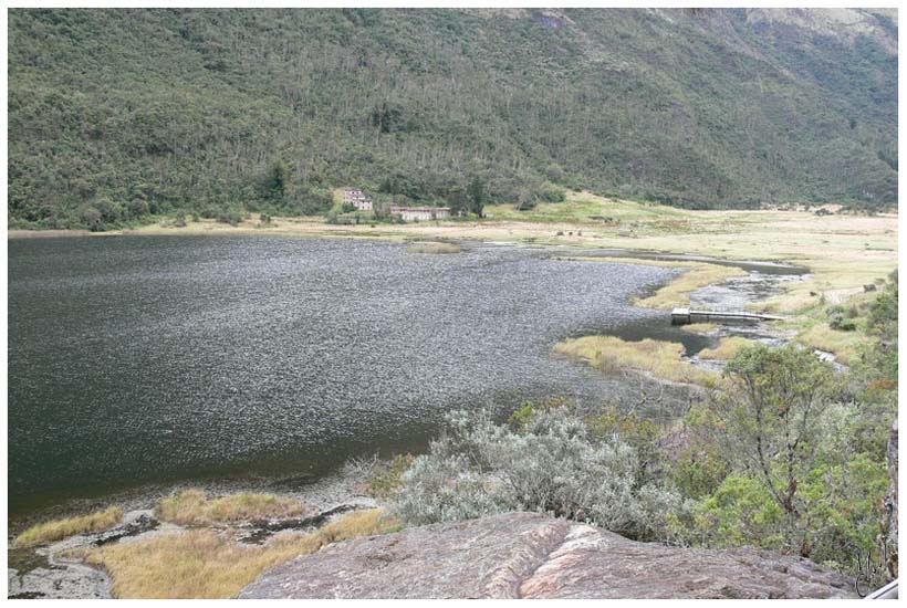 foto120.jpg - Lago Llaviucu. Ce lac alimente Cuenca en eau potable. On peut y voir plusieurs espèces de colibris et de nombreux autres oiseaux
