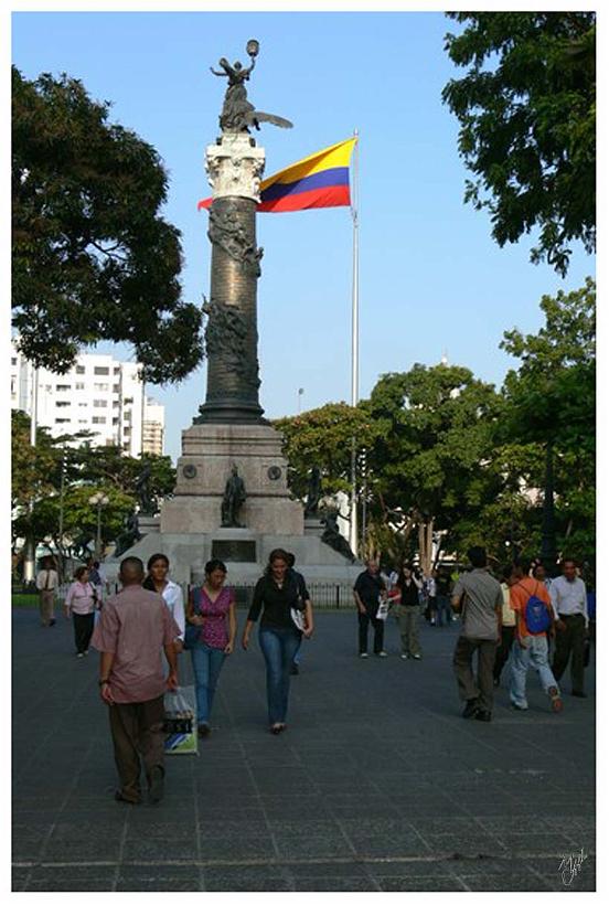 foto125.jpg - Le parc de Centenario à Guayaquil. Ville la plus importante de l'Equateur. Capitale économique avec deux millions d’habitants le long du fleuve Guayas. C'est une des villes les plus dangereuses d'Equateur, mais si on sait éviter les zones à risque tout se passe bien