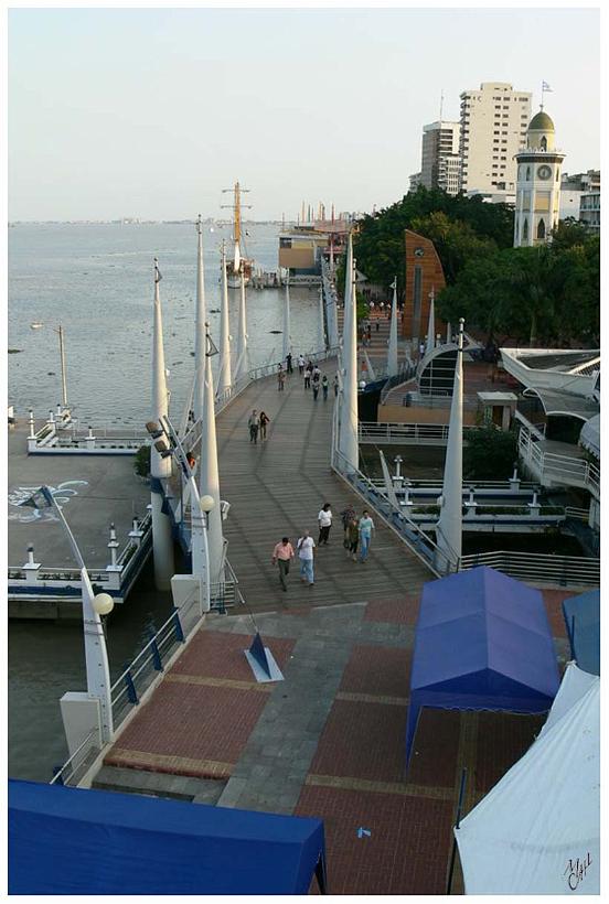 foto126.jpg - Le nouveau Malecon 2000 à Guayaquil (front de mer de 2,5 km). Ce lieu est l'une des promenades préférée des habitants de la ville.