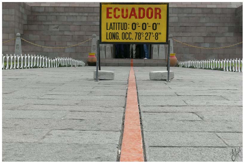 foto51.jpg - Ligne d'équateur définie par les scientifiques français, espagnols et équatoriens en 1736 - El Mitad del Mundo