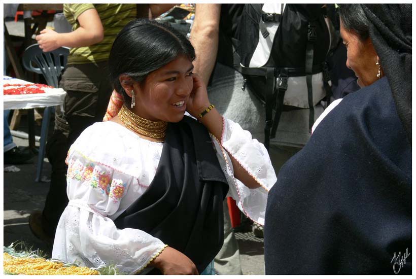 foto55.jpg - Costume traditionnel des indiennes du Nord. Les indiens Quechuas d'Otavalo sont les plus connus d'Amérique du Sud. Se sont eux en général que l'on rencontre dans nos villes, jouant de la musique andine.