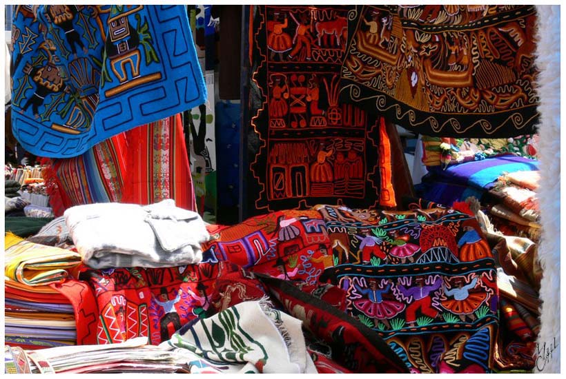 foto56.jpg - Spécialités en laine des fameux tisserands d'Otavalo. Leurs connaissances en tissage de laine datent du temps des Incas