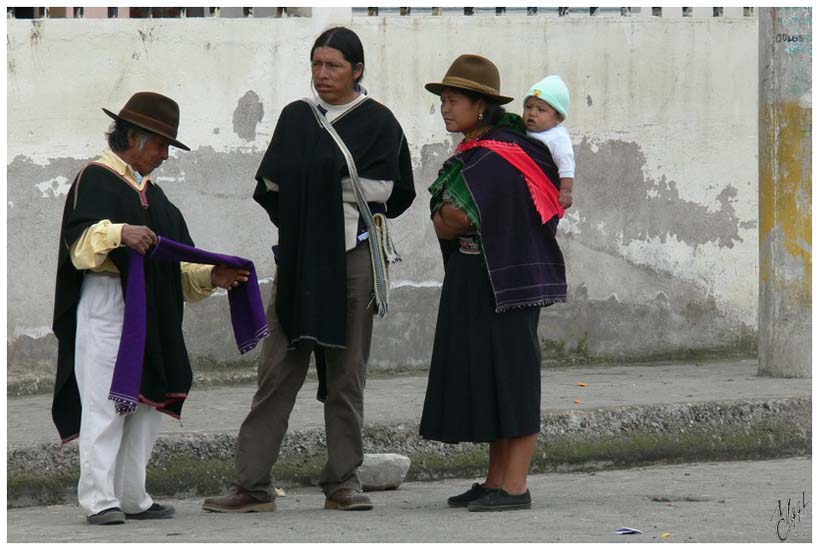 foto64.jpg - Salasaka. Les indiens de cette tribu (appartenant au groupe des Quechuas) ne vivent que dans ce village. Il existe 13 nationalités Indigènes reconnues officiellement dans le pays. Le Quechua est également la langue que parlaient les Incas, elle est toujours parlée dans certaines régions du nord (comme Otavalo)