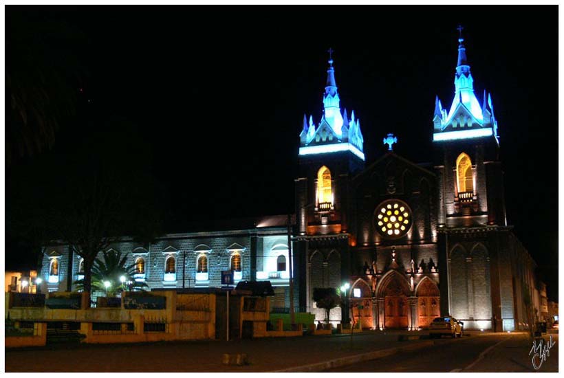foto68.jpg - L'église de Baños la nuit. Baños (alt. 1840 m) est une ville thermale située au pied du volcan Tungurahua (alt. 5023m), toujours actif (le cratère se situe à moins de 8 kms)