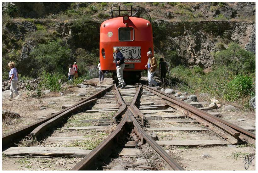 foto92.jpg - Le train vers le Nariz del Diablo. La pente est tellement raide qu'il n'y a pas de virage, il faut descendre en zigzag (marche avant, marche arrière,...)