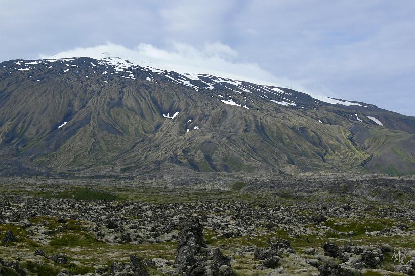 060729_Islande_Ouest_110.JPG - Les montagnes et les roches sont forgées par les glaciers et les volcans. Ici Le Snæfelsjökull, est à la fois volcan et glacier. 1448m de haut. Il est inactif depuis plus de 2000 ans.