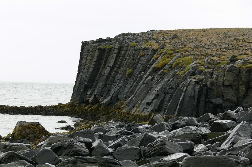 060730_Islande_ColonnesBasalteKalfshamarsvik_247.JPG - Des prismes basaltiques à Kalfshamarsvík près de Vogurviti. Cette formation prismatique est due au refroidissement rapide de la lave dans l'eau.