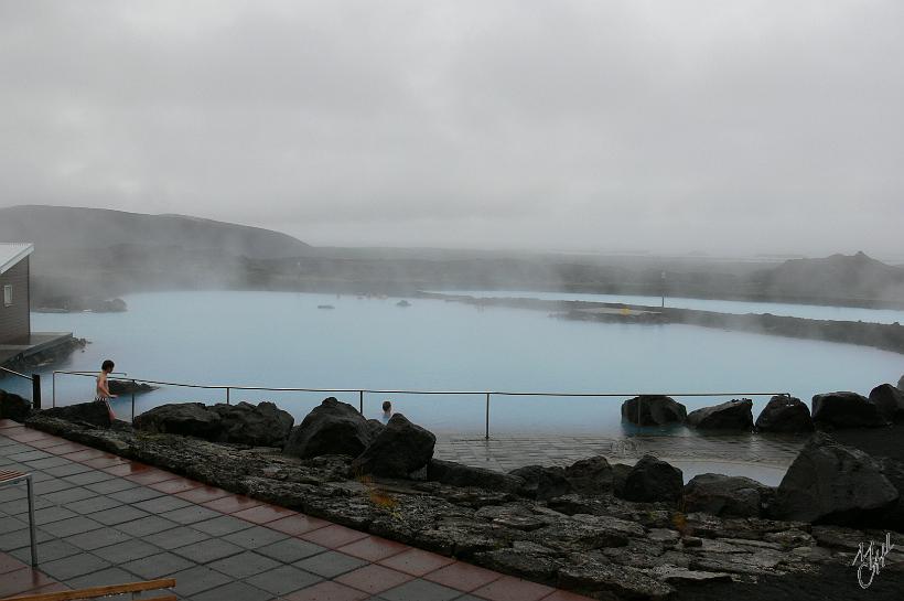 060731_Islande_Bains40C_Bjarnajflag_406.JPG - Bjarnarflag dans le nord-est. Se baigner dans une eau à 37°C, avec une température extérieure inférieure à 10°C. La silice contenue dans l’eau est excellente pour la peau. J'y ai passé plus de 3h !!! Le bain c'est pour les Islandais un véritable sport national.
