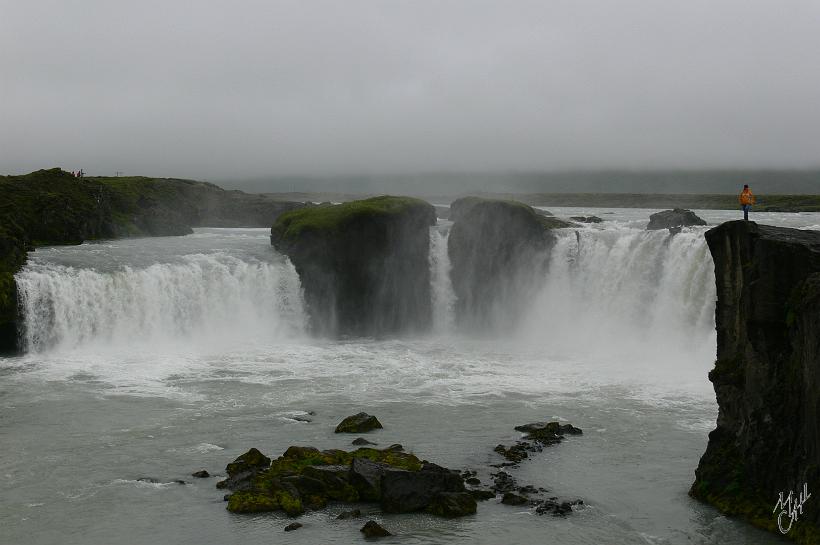 060731_Islande_Godafoss_286.JPG - Les chutes de Goðafoss font 12m de haut, 30 de large. En l’an 1000, l’Islande décide de renoncer aux cultes païens et de se convertir au christianisme. Pour symboliser l’abandon de ces rites, le chef de clan décide de jeter toutes les idoles païennes dans ces chutes d’eau. Goðafoss signifie "la Chute des Dieux".