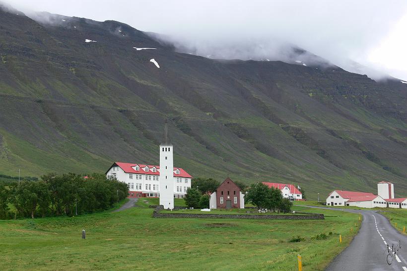 060731_Islande_Holar_262.JPG - L'église de Hólar est la première d’Islande à avoir été construite en pierre. Ce petit bourg accueille aujourd'hui trois facultés universitaires : tourisme, dressage de chevaux et élevage de poissons.