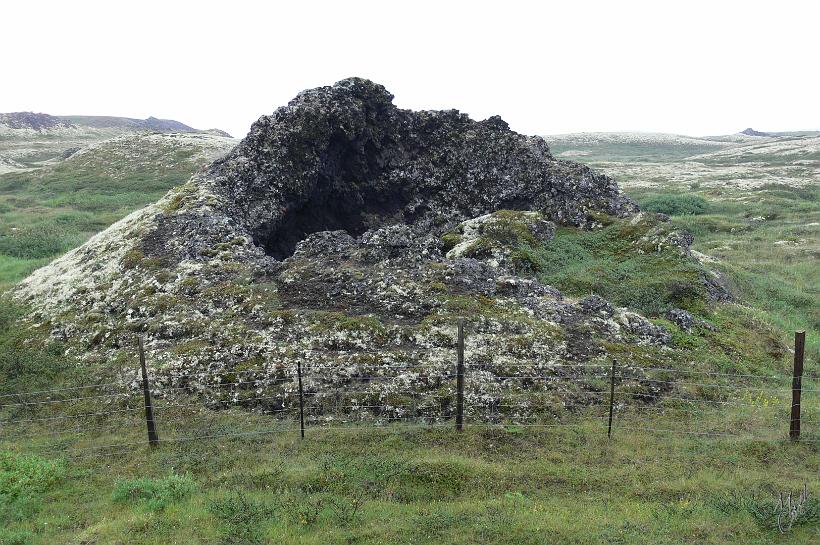 060731_Islande_Myvatn_316.JPG - Ces cônes appelés pseudos cratères, doivent leur étrange forme au contact entre les eaux du lac Mývatn et une coulée de lave. Cet endroit situé sur la dorsale atlantique a une activité volcanique très intense (9 éruptions lors des 32 dernières années).