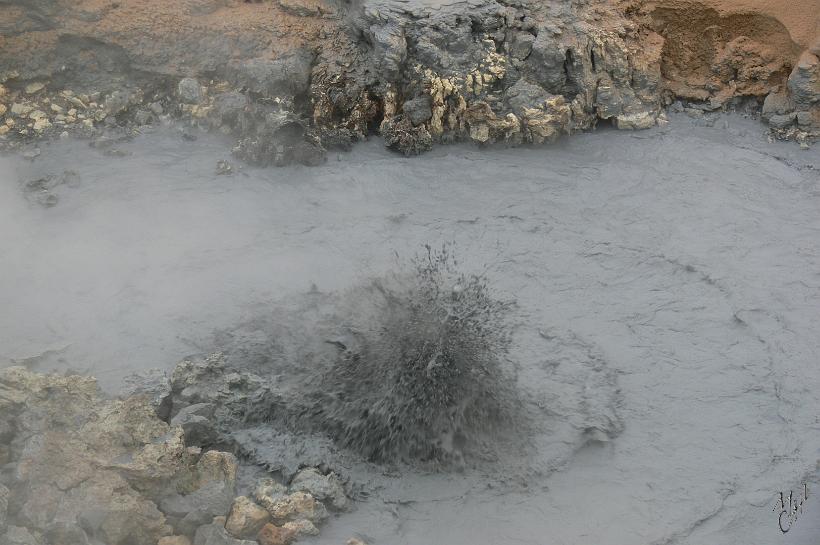 060731_Islande_SiteGeothermiqueHverarond_374.JPG - De petites marmites naturelles contiennent des bains bouillonnants de boue dont la température peut atteindre 100°C.