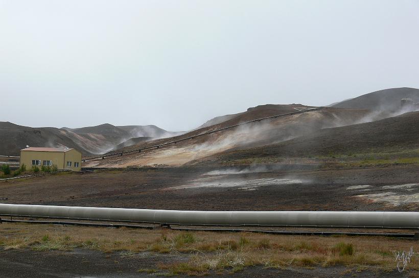 060731_Islande_StationGeothermiqueBjarnajflag_348.JPG - Plus de 99% de l'électricité du pays est produite par l'énergie hydraulique et par l'énergie géothermique. Tous les bâtiments publics, les piscines, les serres de fruits et légumes et même certains trottoirs de Reykjavík sont chauffés grâce à la géothermie.