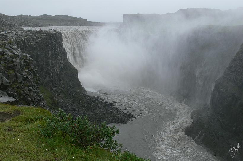 060801_Islande_Dettifoss_500m3s_44m_412.JPG - Dans ce canyon de 500m de large, la cascade Dettifoss charrie quelques 500.000 tonnes de débris par an.