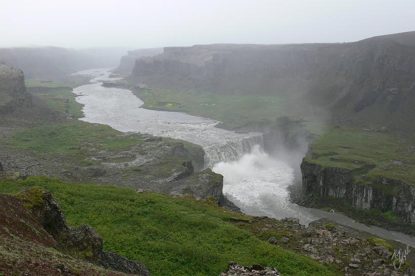 060801_Islande_Selfoss_441.JPG - La cascade de Hafragilsfoss où la rivière Jökulsá chute de 27 mètres. Elle se situe dans le nord-est de l'île.