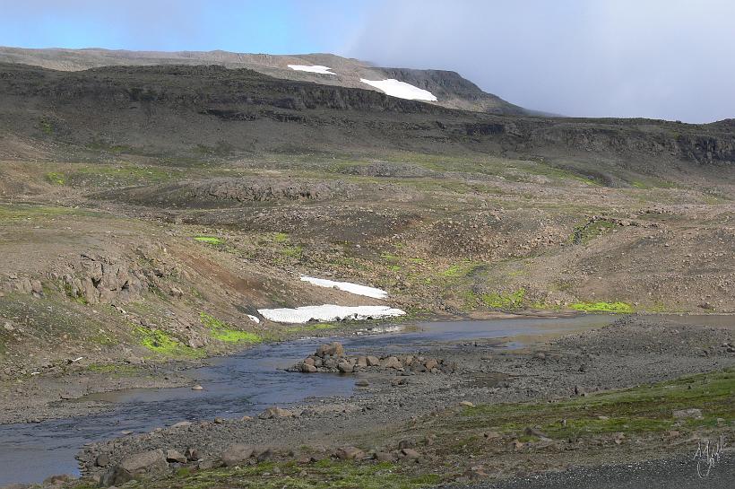 060802_Islande_NordEst_505.JPG - Le long de la route qui descend des montagnes jusqu'au niveau de la mer, vers Reyðarfjörður (3200 habitants).