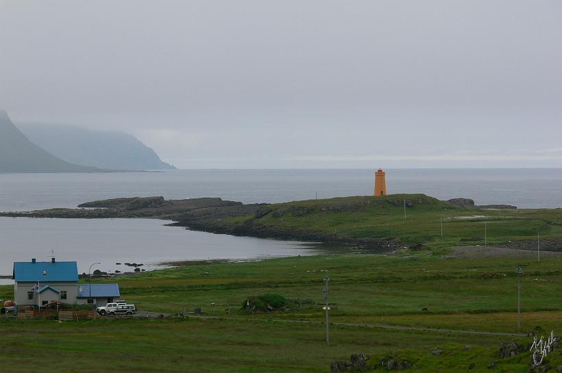 060802_Islande_Reydarfjordur_NE_586.JPG - Reyðarfjörður un des plus beau fjord de la pointe Est de l'île. Un petit port naturel au fond d'un long et sinueux fjord entouré de belles collines et montagnes.