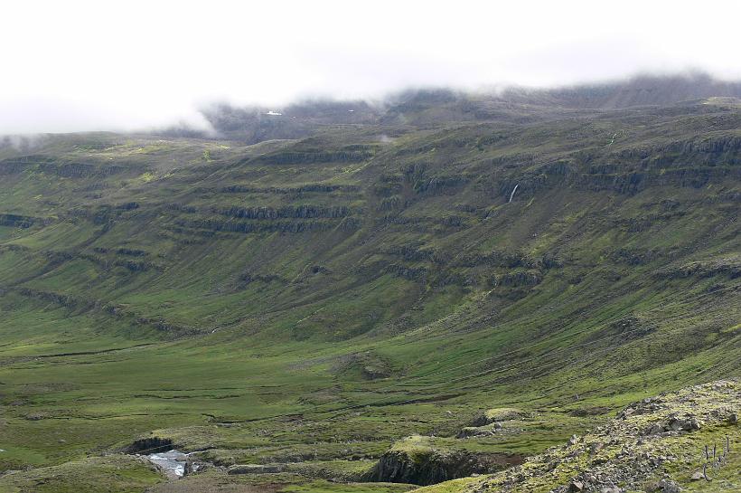 060802_Islande_Seydisfjordur_NE_515.JPG - La route qui traverse les montagnes pour aller vers la ville de Seyðisfjörður en bord de mer.