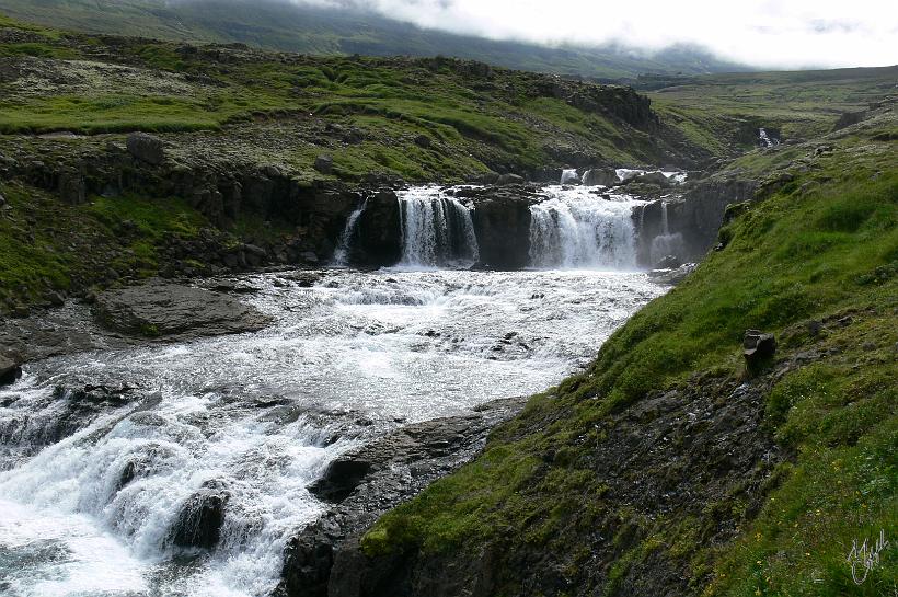 060802_Islande_Seydisfjordur_NE_520.JPG - Cette route sinueuse (mais bitumée!!) longe une rivière avec de nombreuses petites cascades.