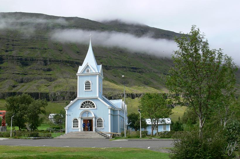 060802_Islande_Seydisfjordur_NE_525.JPG - Le village de Seyðisfjörður est enfoncé au fond d’un magnifique fjord. Il est si encaissé entre des montagnes qu’il ne voit le soleil que 3 mois par an.