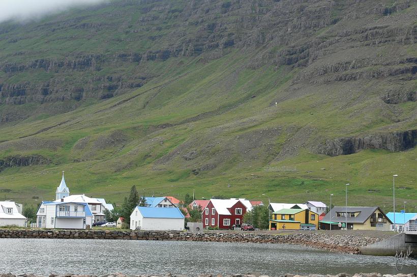 060802_Islande_Seydisfjordur_NE_530.JPG - Toutes les couleurs de Seyðisfjörður.