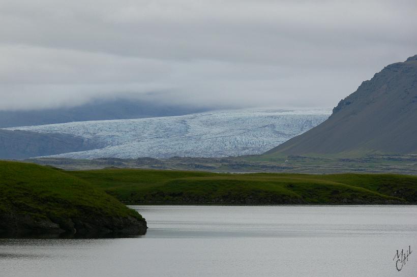 060803_Islande_FjordEst_673.JPG - Fjord au centre, collines à gauche, ancien volcan à droite et glacier au fond...toute l'Islande sur une photo.