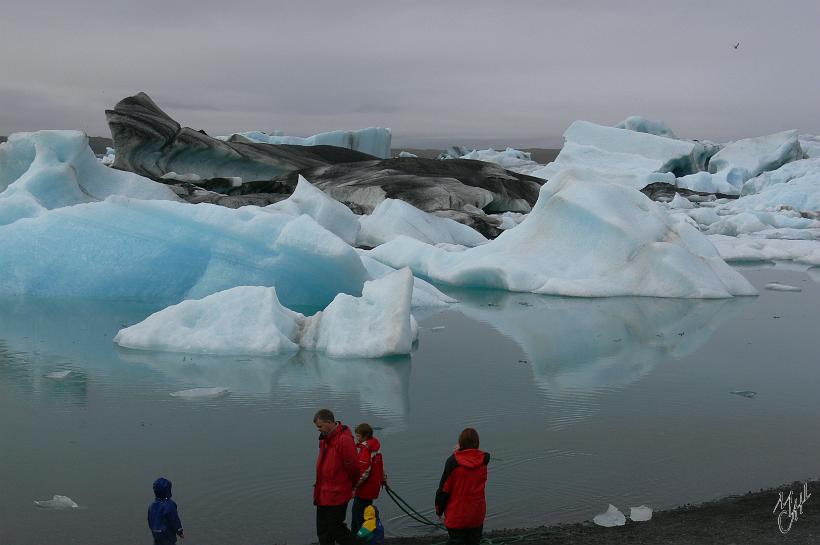 060805_Islande_Jokulsarlon_SE_797.JPG - Le Jökulsárlón se situe au sud-est de l’île, entre Skaftafell et Höfn. Il est à la pointe sud du glacier Vatnajökull. C'est un lac composé de centaines d’icebergs avec une lagune appelée Breiðamerkurjökull.