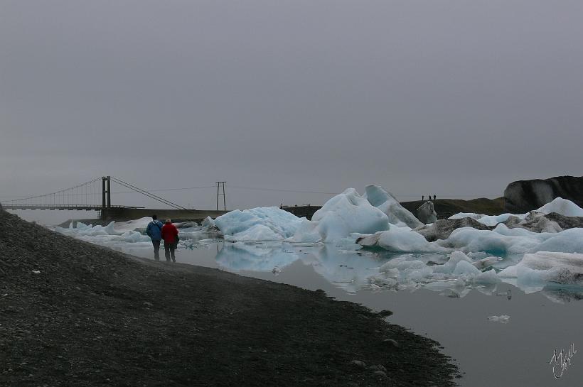 060805_Islande_Jokulsarlon_SE_816.JPG - Après cinq ou six ans de fonte, la taille des icebergs leur permet d'emprunter le chenal pour rejoindre la mer. L'existence du chenal empêche la dérivation de gros icebergs en mer, dangereux pour la navigation.